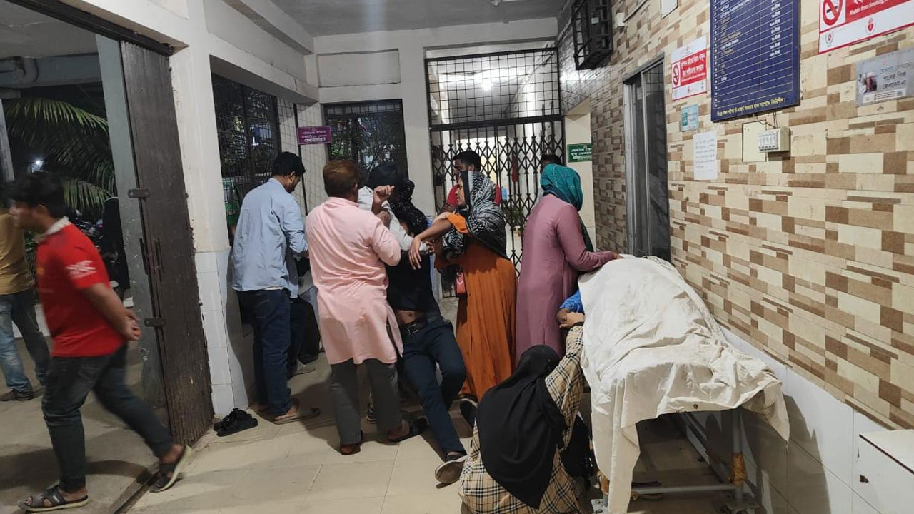 সোনারগাঁয়ে বেড়াতে গিয়ে সড়ক দুর্ঘটনায় দুই বন্ধু নিহত 