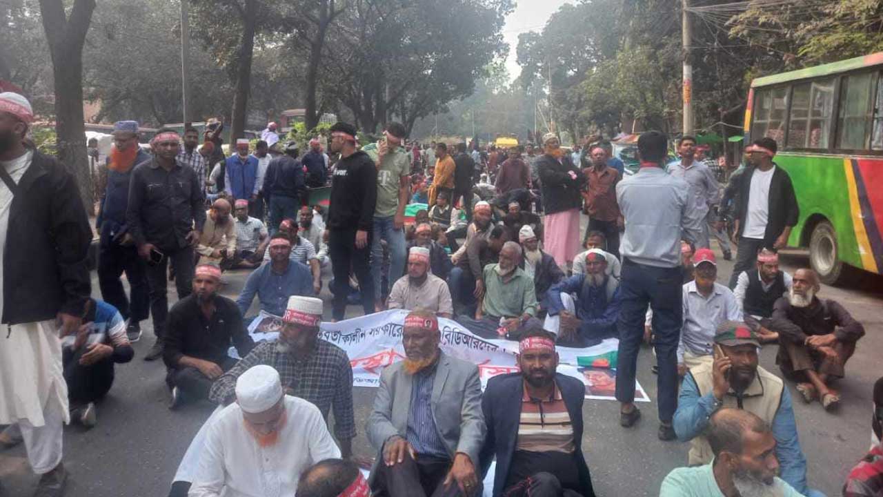 বাধা পেয়ে সড়কেই বসে পড়লেন চাকরিচ্যুত বিডিআর সদস্যরা