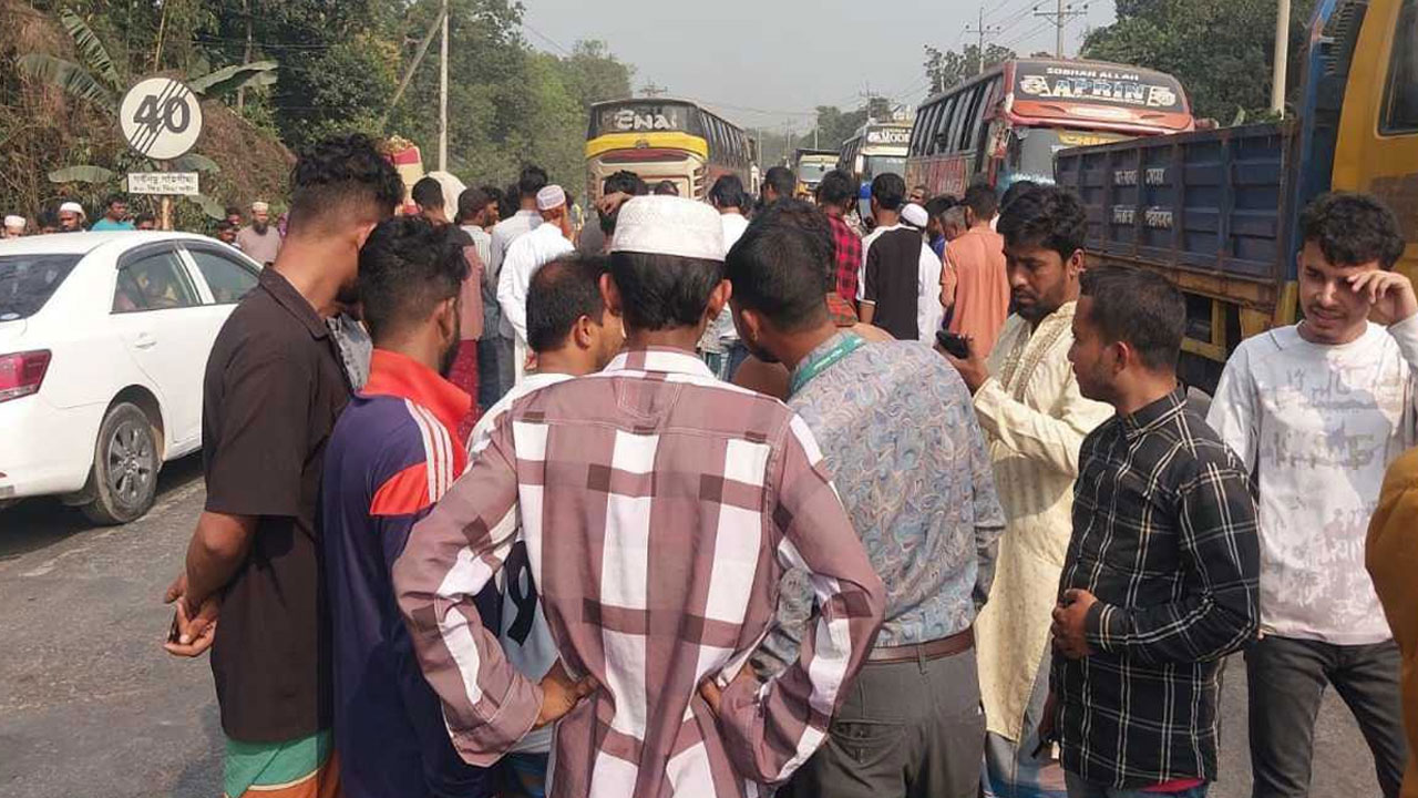 মায়ের হাত ধরে রাস্তা পার হচ্ছিল জান্নাত, বাসের ধাক্কায় গেল প্রাণ