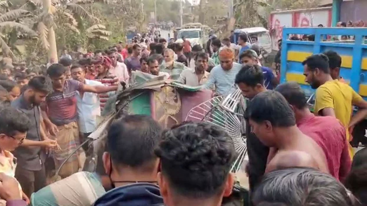 শাশুড়িকে ডাক্তার দেখাতে যাওয়ার পথে বাসের ধাক্কায় পুত্রবধূ নিহত