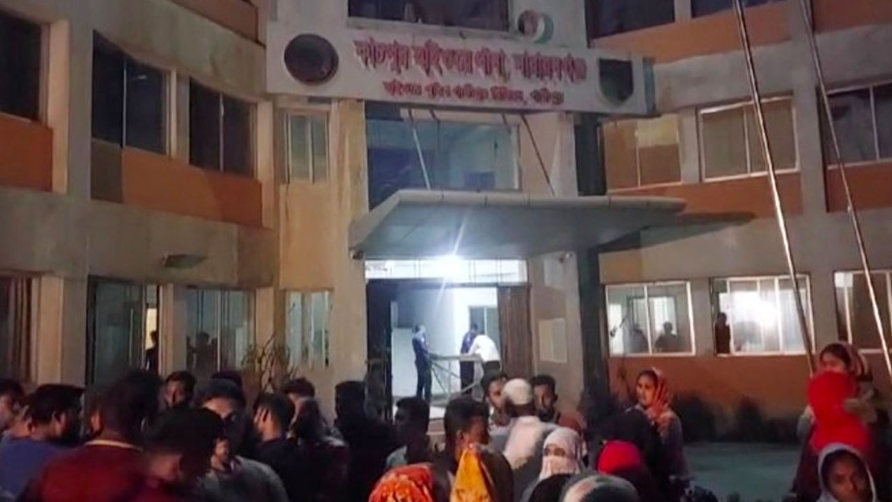 বাসের সঙ্গে অটোরিকশার সংঘর্ষে মা-ছেলেসহ নিহত ৩