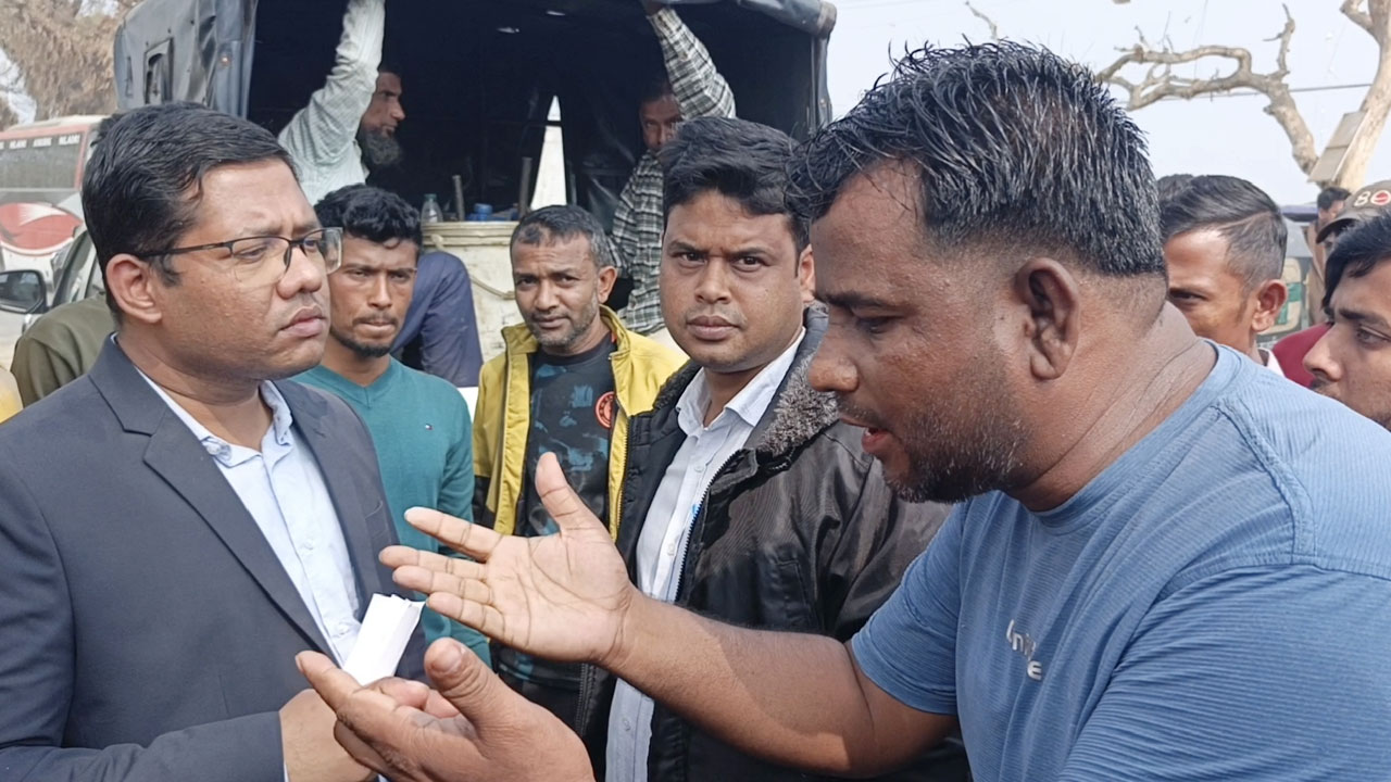 ট্রাকচালককে আটক করতে গিয়ে তোপের মুখে সহকারী কমিশনার