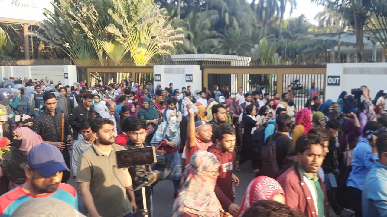 যমুনায় যেতে চাইলেন শিক্ষকরা, ফিরিয়ে দিল পুলিশ