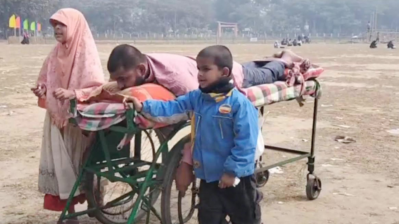 অসুস্থ বাবাকে নিয়ে পথে পথে ঘুরছে দুই শিশু