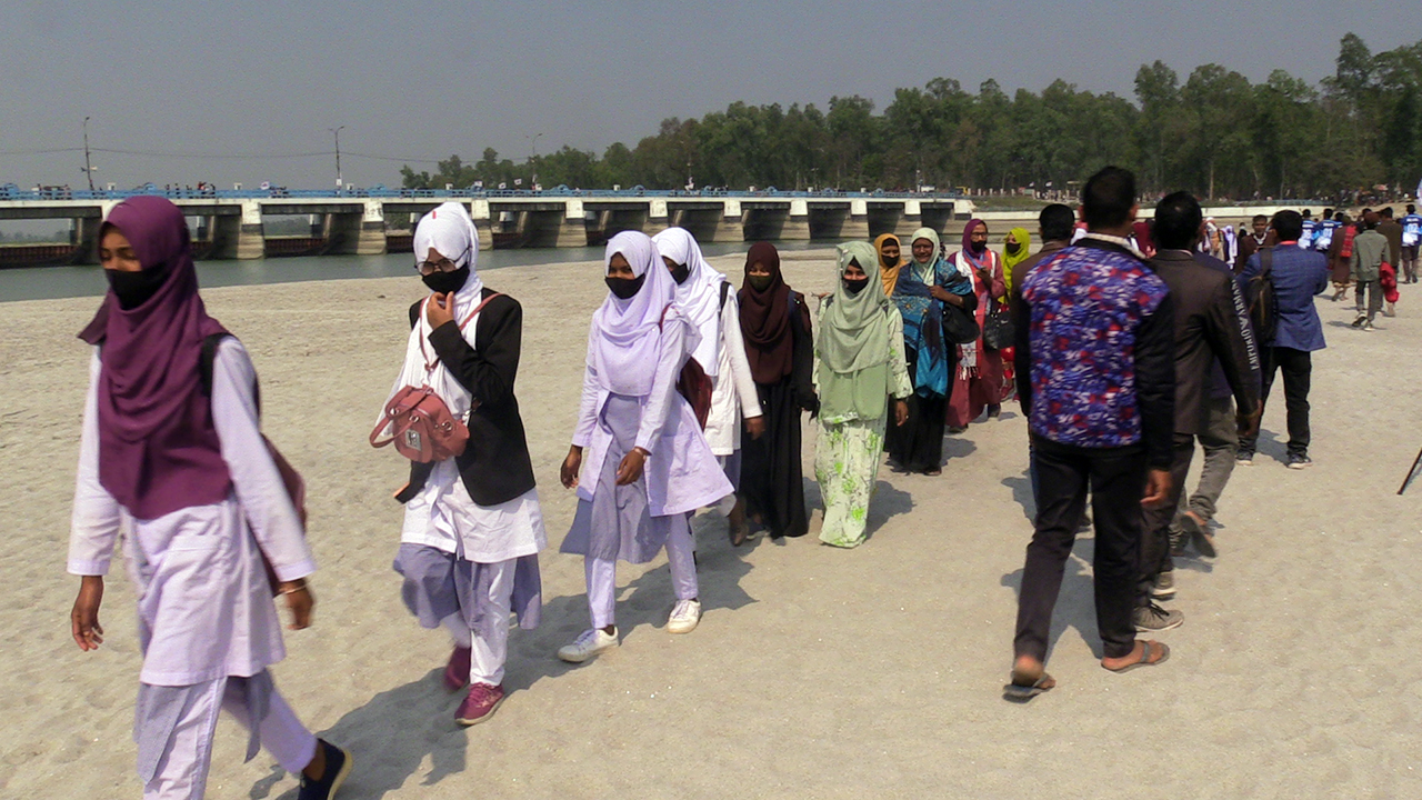 পানির ন্যায্য হিস্যার দাবিতে তিস্তা পাড়ে শিক্ষার্থীরা