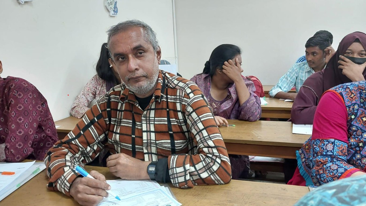 জবিতে ভর্তি পরীক্ষা অংশ নিলেন পঞ্চাশোর্ধ তকু