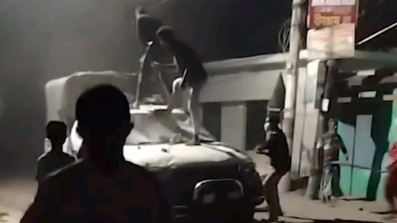 টুঙ্গিপাড়ায় পুলিশের ওপর হামলার ঘটনায় ৫২১ জনের বিরুদ্ধে  মামলা