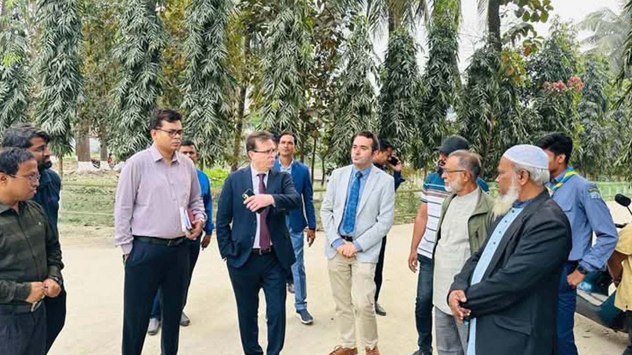 ফেনীতে বিদ্যালয় পরিদর্শন করলেন তুরস্কের রাষ্ট্রদূত