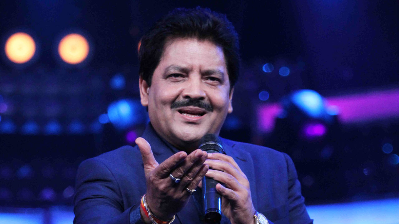 থামছেন না উদিত, নারী অনুরাগীকে ফের চুম্বন!