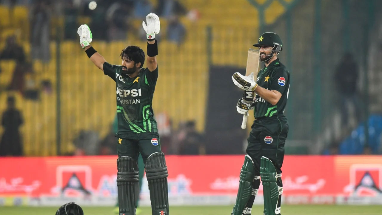 রিজওয়ান-সালমানের সেঞ্চুরিতে রেকর্ড গড়ে ফাইনালে পাকিস্তান