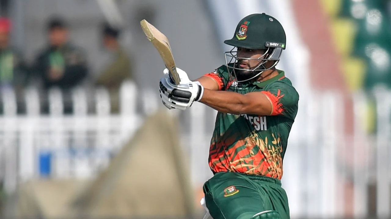 ৭১ বলে শান্তর ফিফটি, মুশফিক-হৃদয়কে হারিয়ে বিপদে বাংলাদেশ