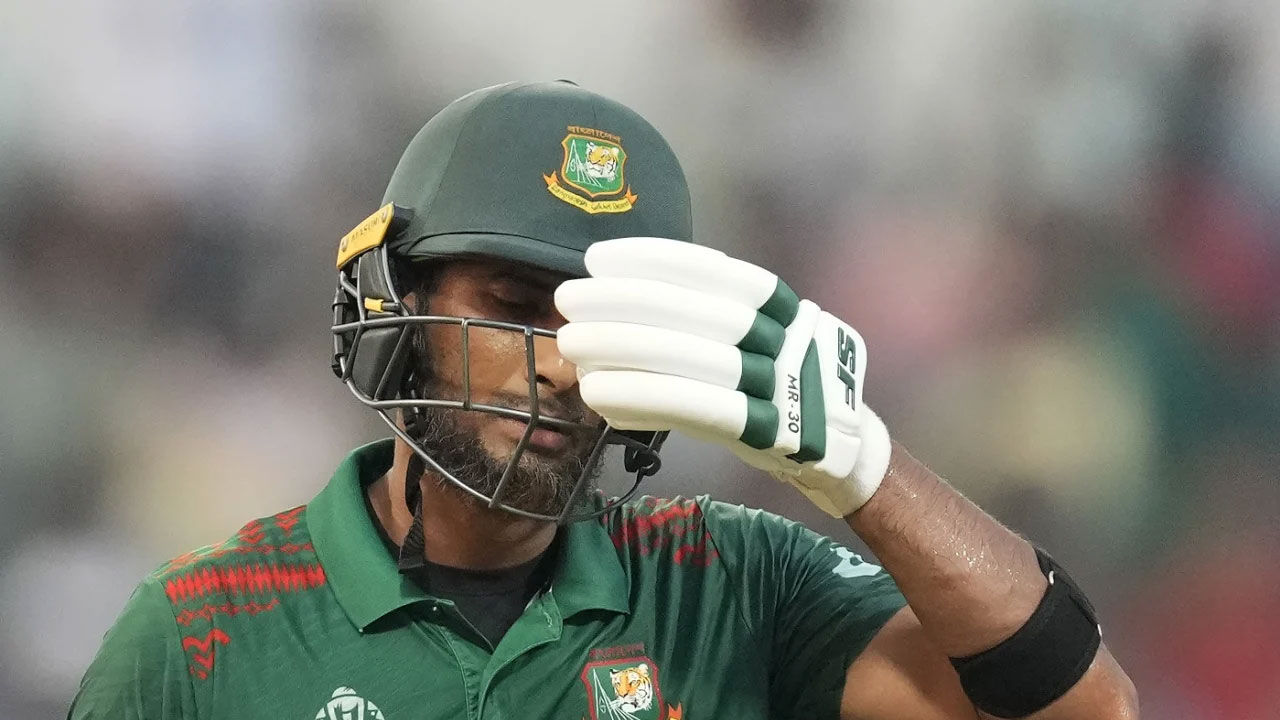 ধৈর্য হারিয়ে দলের বিপদ বাড়ালেন মাহমুদউল্লাহ