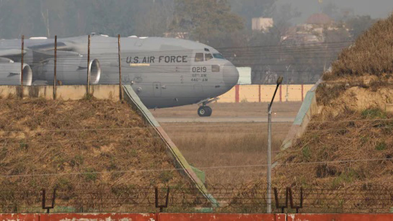 ভারতীয় অবৈধ অভিবাসীদের সামরিক বিমানে ফেরত পাঠাল যুক্তরাষ্ট্র