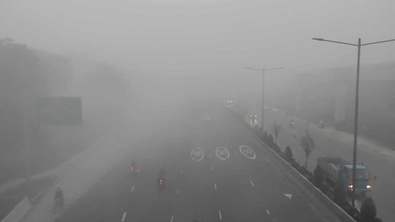 কুয়াশায় মোড়ানো রাজধানী ঢাকা