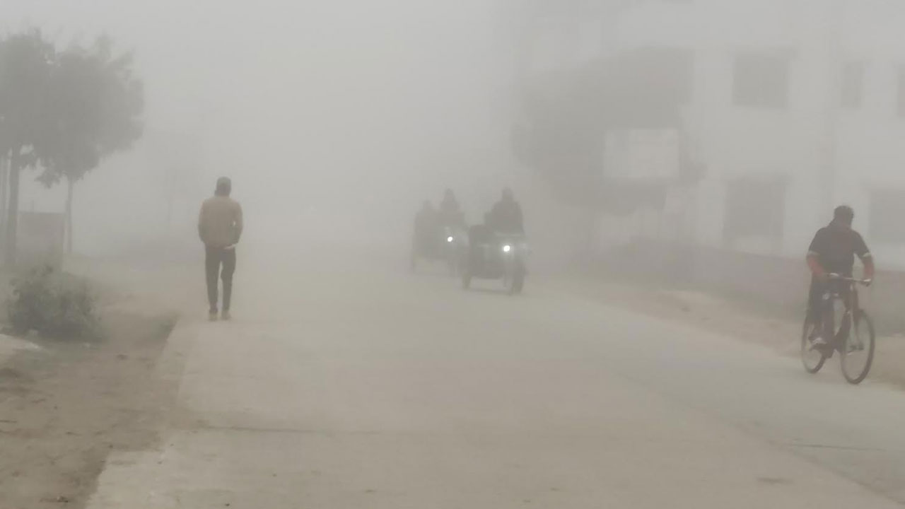 ঘন কুয়াশার চাদরে মোড়ানো দিনাজপুর, যানবাহন চলছে হেডলাইট জ্বালিয়ে