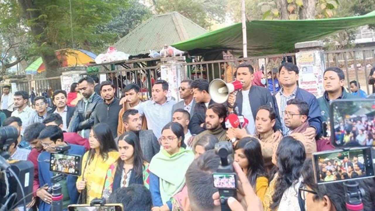 শিক্ষার্থীদের ওপর হামলার প্রতিবাদে ঢাবি ছাত্রদলের বিক্ষোভ