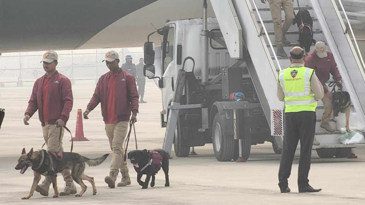 প্লেনে বোমা হামলার হুমকি : বের হলেন যাত্রীরা