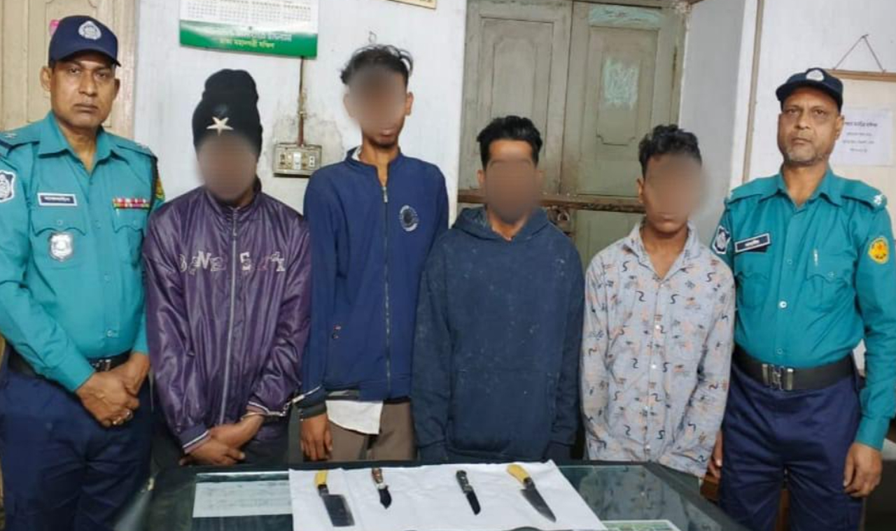 রাজধানীতে দেশীয় অস্ত্রসহ ৪ ছিনতাইকারী গ্রেপ্তার