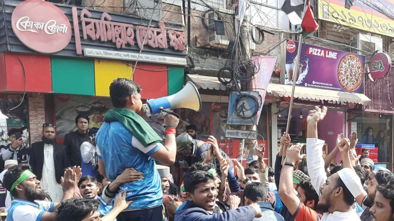 ভোরে আগুন দেওয়া হয়েছে আলিয়ার অস্থায়ী আদালতে, বকশীবাজার সড়ক অবরোধ