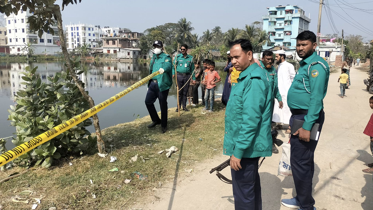 দিঘির পাড়ে মিলল হাত-পায়ের বিচ্ছিন্ন অংশ