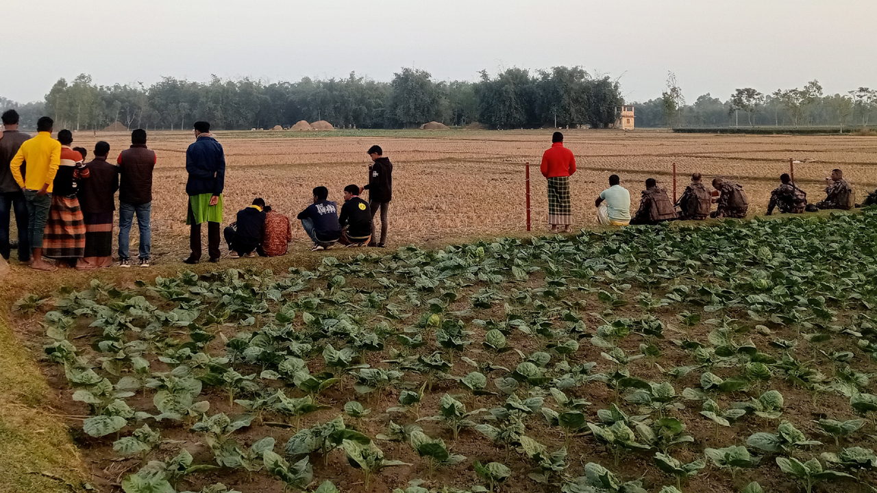 দহগ্রাম সীমান্তে শূন্যরেখায় কাঁটাতারের বেড়া নির্মাণ