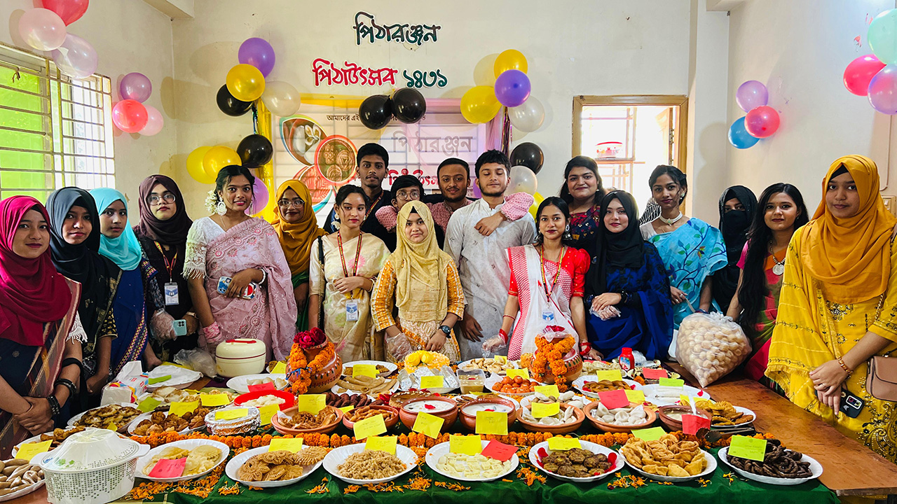 ব্রাহ্মণবাড়িয়ায় পিঠা উৎসবে মেতেছেন শিক্ষার্থীরা