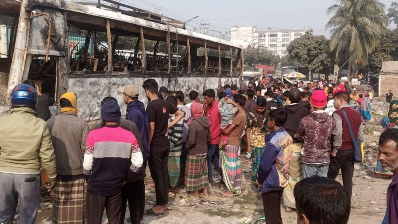 অ্যাম্বুলেন্সের সঙ্গে সংঘর্ষ, পুড়ল বাসের লকারে থাকা ৫০টি ছাগল