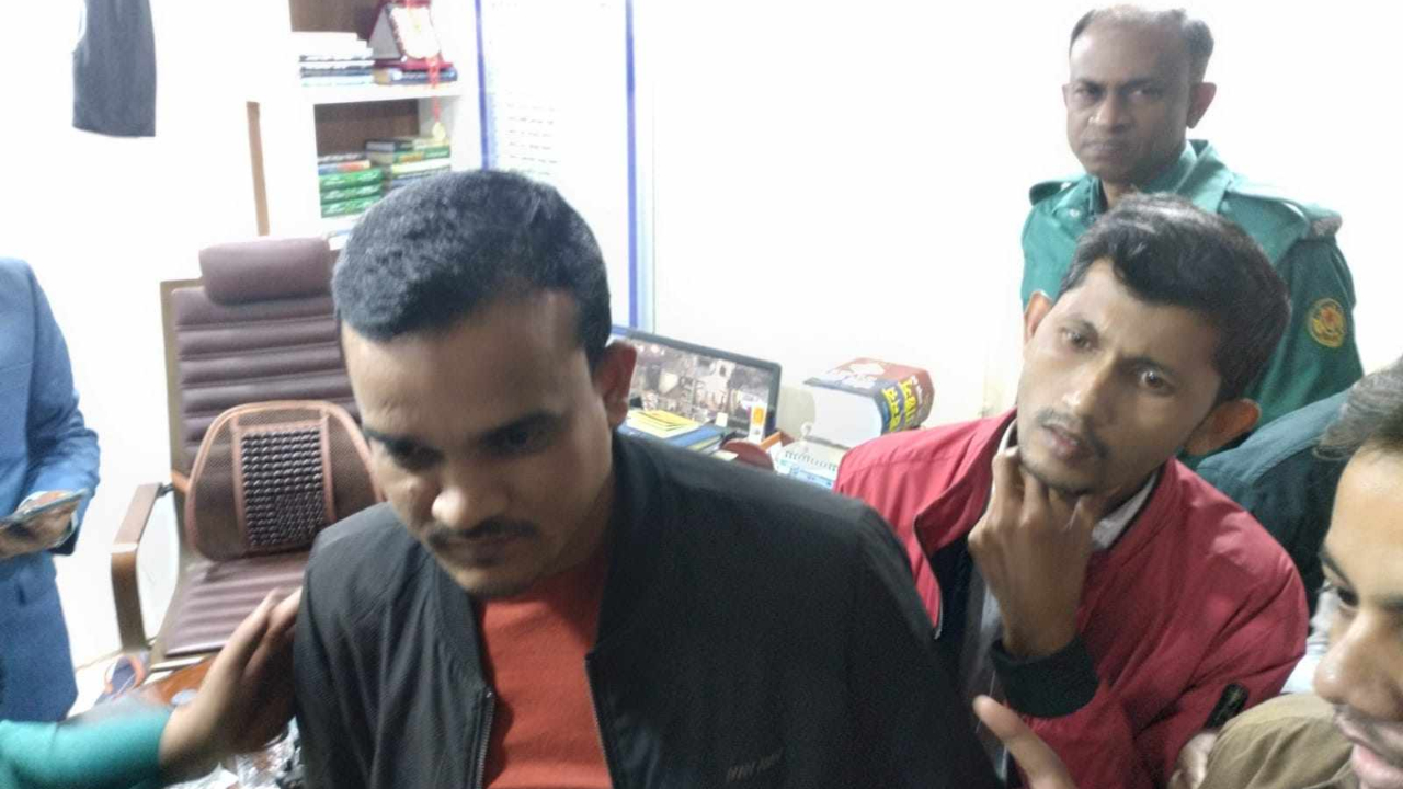 জবি শিবির নেতার কাছে ক্ষমা চাইলেন সোহরাওয়ার্দী কলেজ ছাত্রদল নেতা