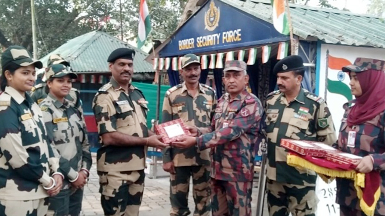 হিলি সীমান্তে বিজিবি-বিএসএফের মিষ্টি বিনিময়
