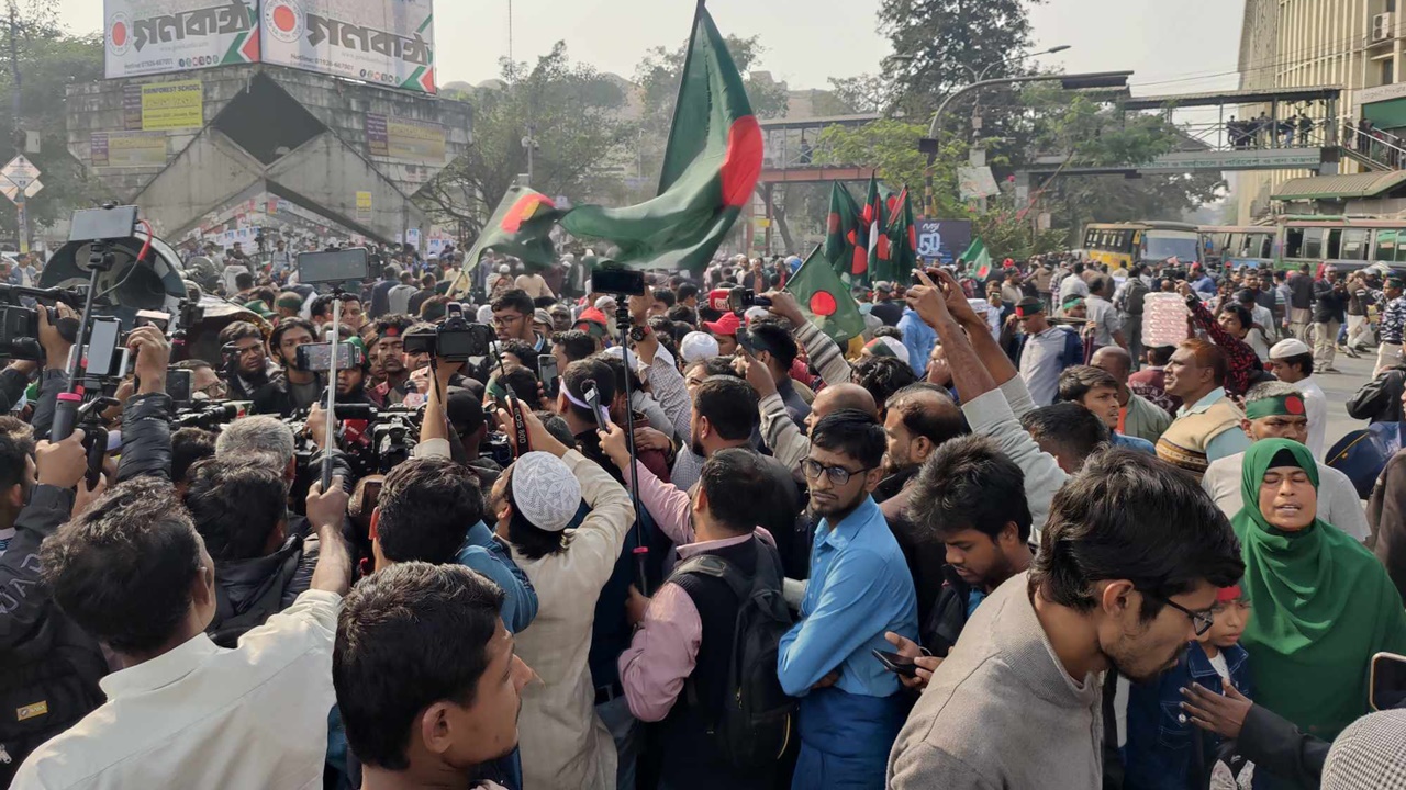 শাহবাগ মোড় ছাড়লেন বিডিআর স্বজনরা, যান চলাচল স্বাভাবিক