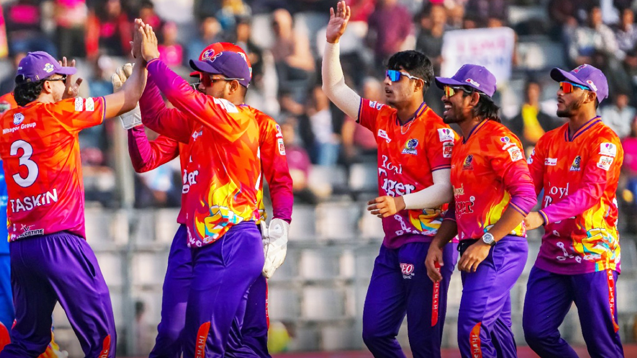 ম্যাচের দিন আচমকা হোটেল বদল রাজশাহীর, বিল বকেয়ার গুঞ্জন