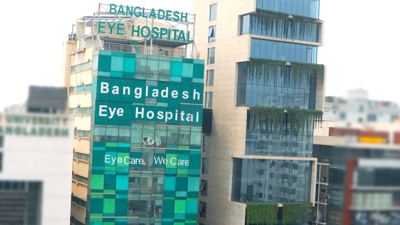 ‘অস্ত্রোপচার নয়, চোখের পাতার নিচ থেকে পাপড়ি সরানো হয়েছে’