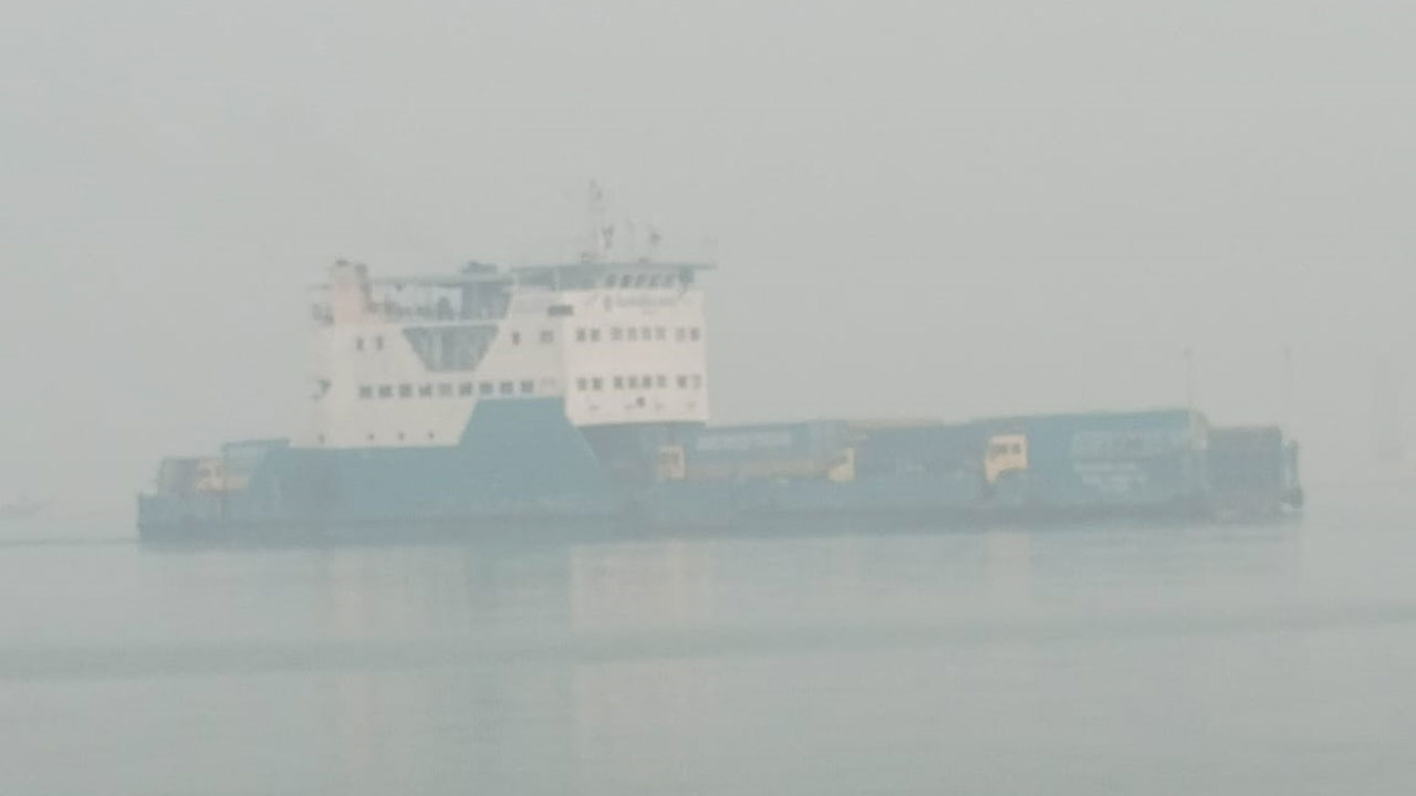 ৪ ঘণ্টা পর দৌলতদিয়া-পাটুরিয়া রুটে ফেরি চলাচল স্বাভাবিক