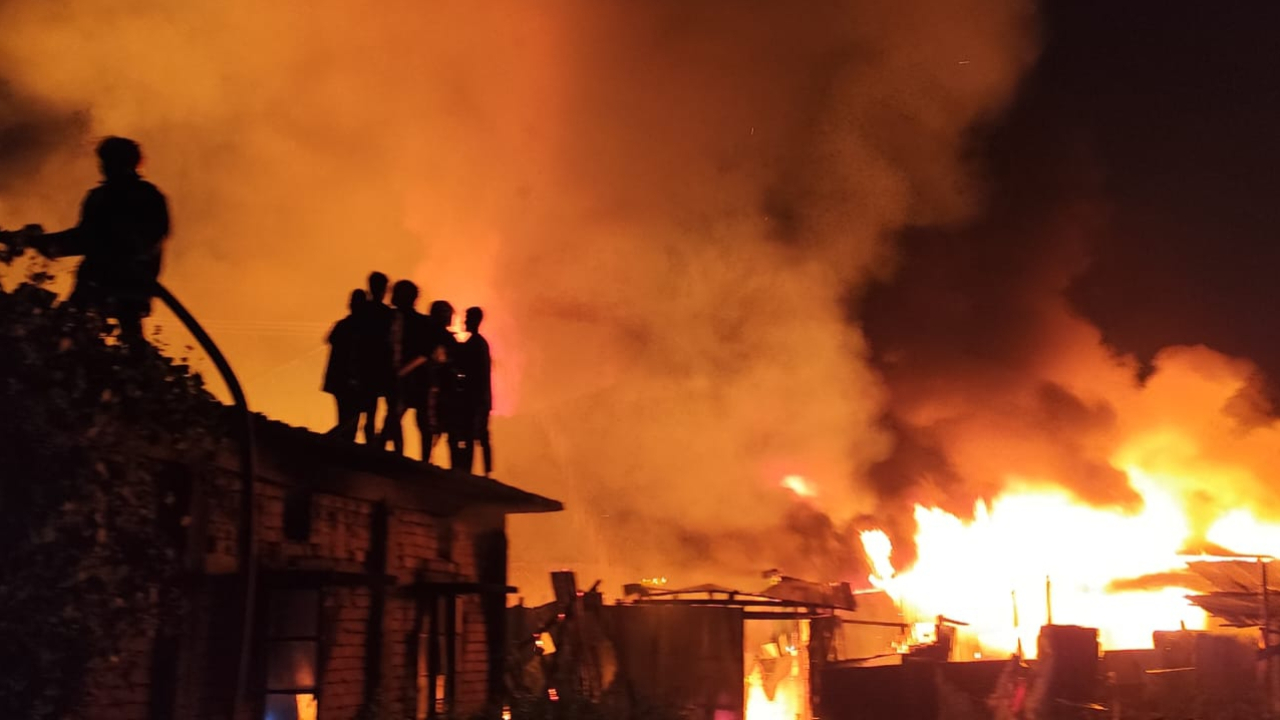 নোয়াখালীর হকার্স মার্কেটে ভয়াবহ আগুন