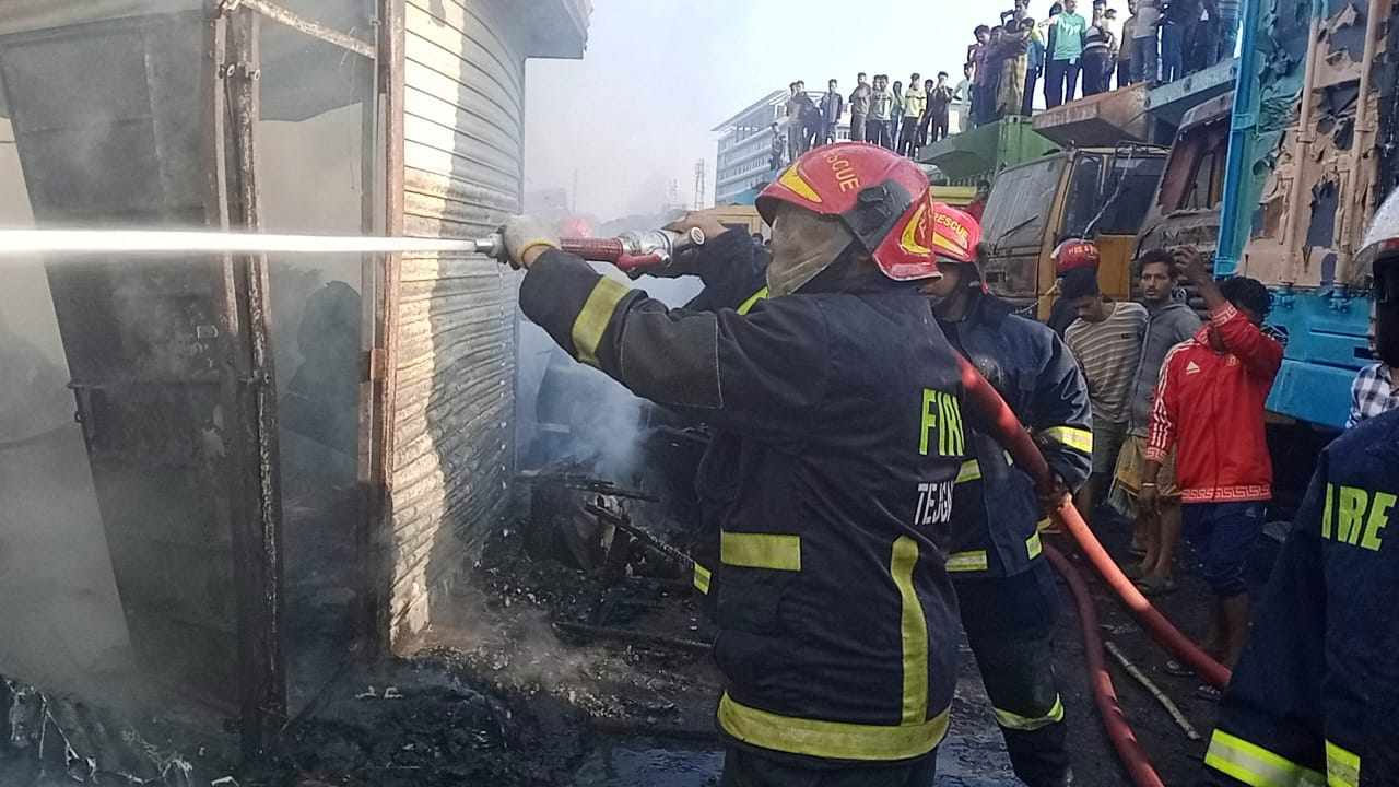তেজগাঁও ট্রাকস্ট্যান্ডে গ্যারেজের আগুন নিয়ন্ত্রণে