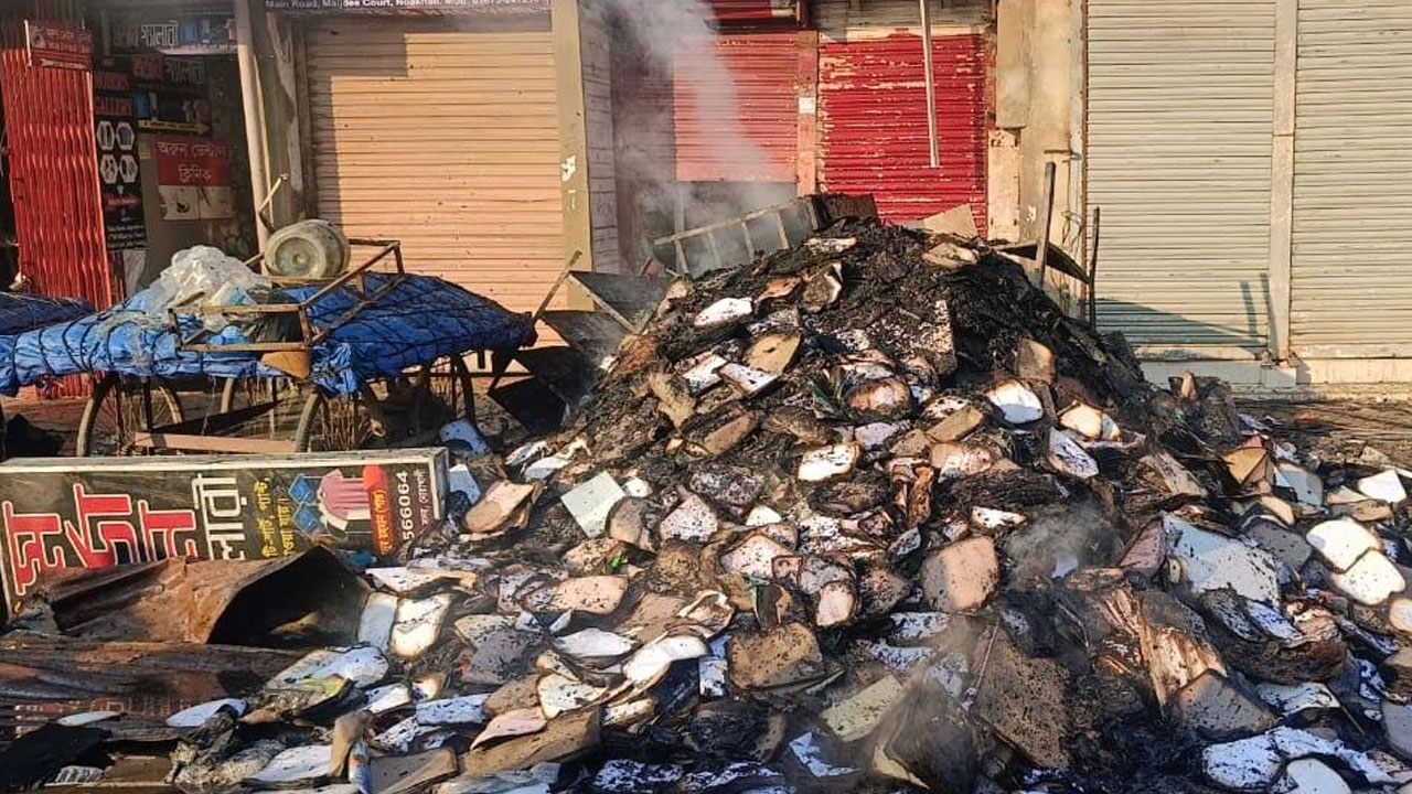 নোয়াখালীর হকার্স মার্কেটের ২ ঘণ্টার আগুনে পুড়ল কোটি টাকার মালামাল