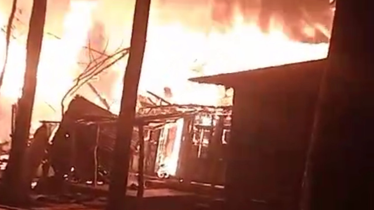 বাউফলে আগুনে পুড়ল ৮ বসতঘর