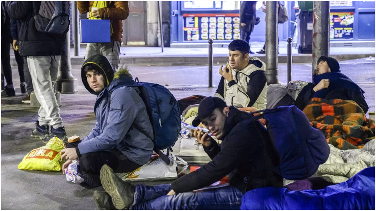 অনিয়মিত অভিবাসীদের বৈধতার শর্ত কঠিন করলো ফ্রান্স