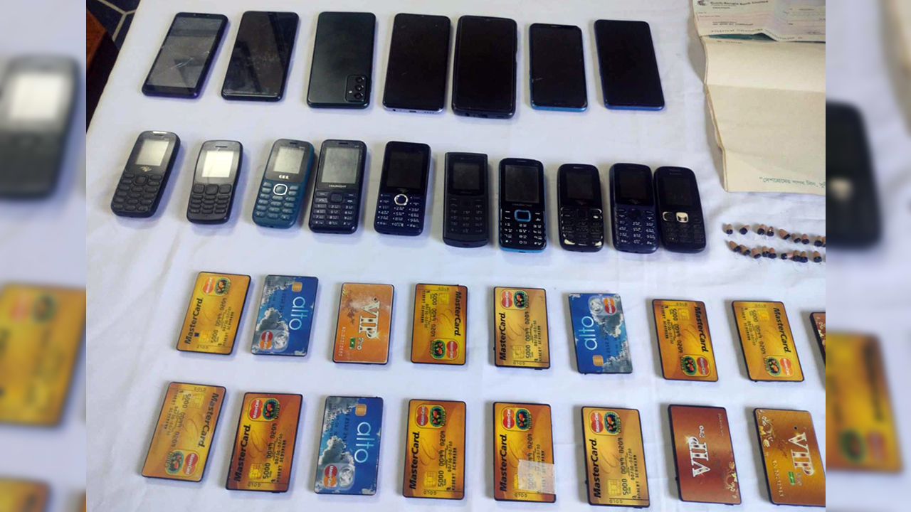 নিয়োগ পরীক্ষায় প্রক্সি-ডিভাইস ব্যবহার, গ্রেপ্তার ৪