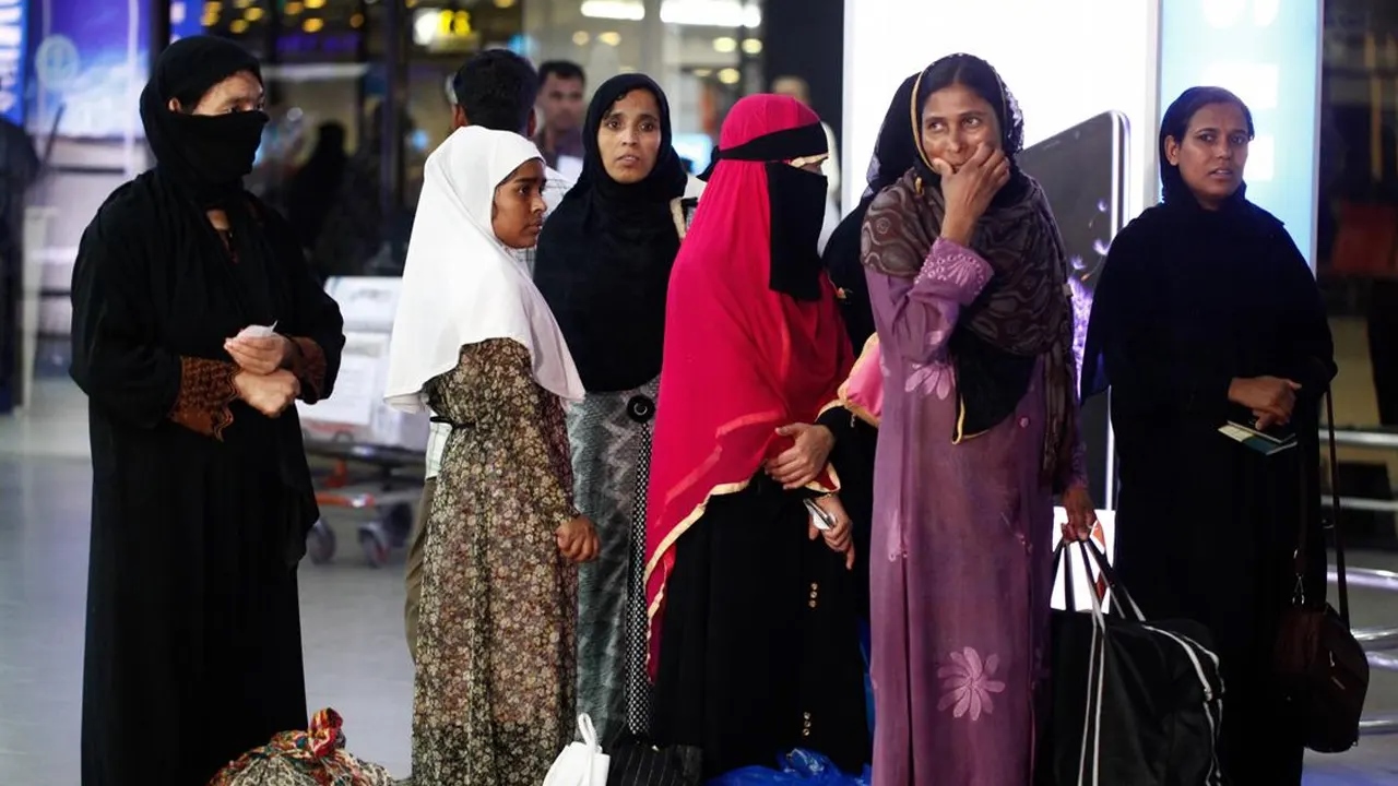 নারী কর্মীদের মালয়েশিয়া যেতে মানা করল সরকার