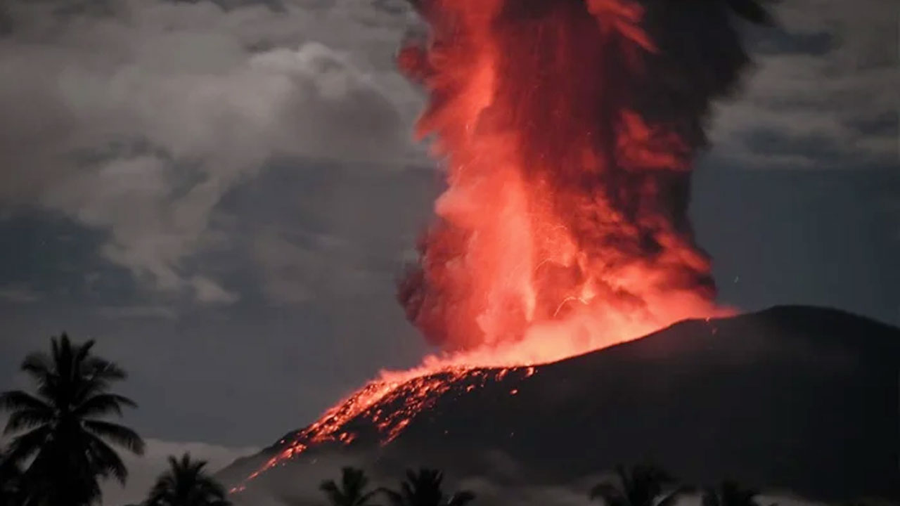 জেগে উঠেছে আগ্নেয়গিরি, হাজারো মানুষকে সরাচ্ছে ইন্দোনেশিয়া