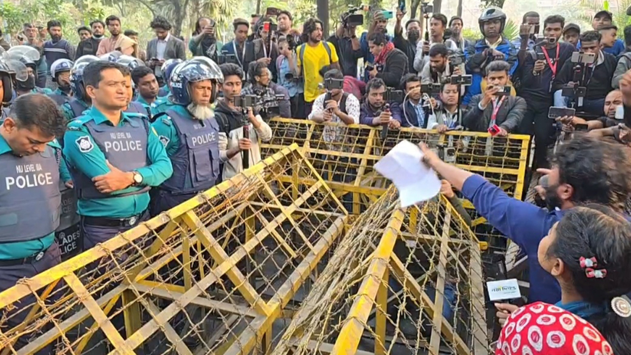ইনকিলাব মঞ্চকে শিক্ষা ভবন মোড়ে আটকে দিল পুলিশ, একদিনের আল্টিমেটাম