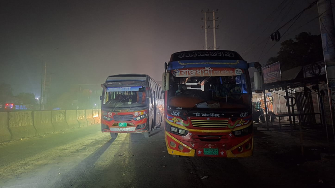 আত্মীয়ের গাড়িতে ধাক্কা, ১০ বাস আটকে রাখলেন জাবি ছাত্রদল নেতারা