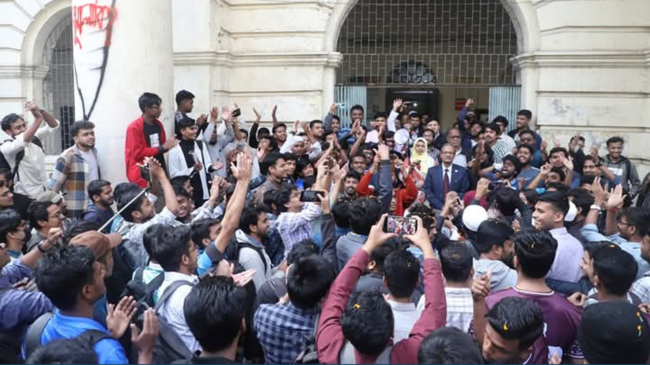 জবি শিক্ষার্থীদের ক্রেডিট দিলেন উপাচার্য