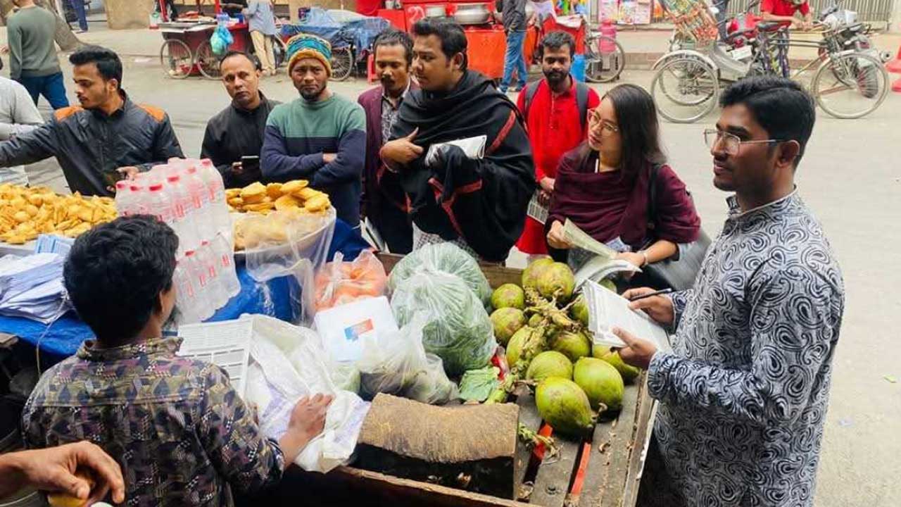 জুলাই বিপ্লবের ঘোষণাপত্রের পক্ষে ধানমন্ডিতে লিফলেট বিতরণ