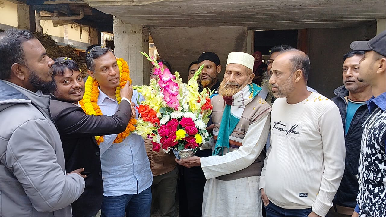 স্বজনদের ভালোবাসায় সিক্ত সাবেক এসপি বাবুল আক্তার