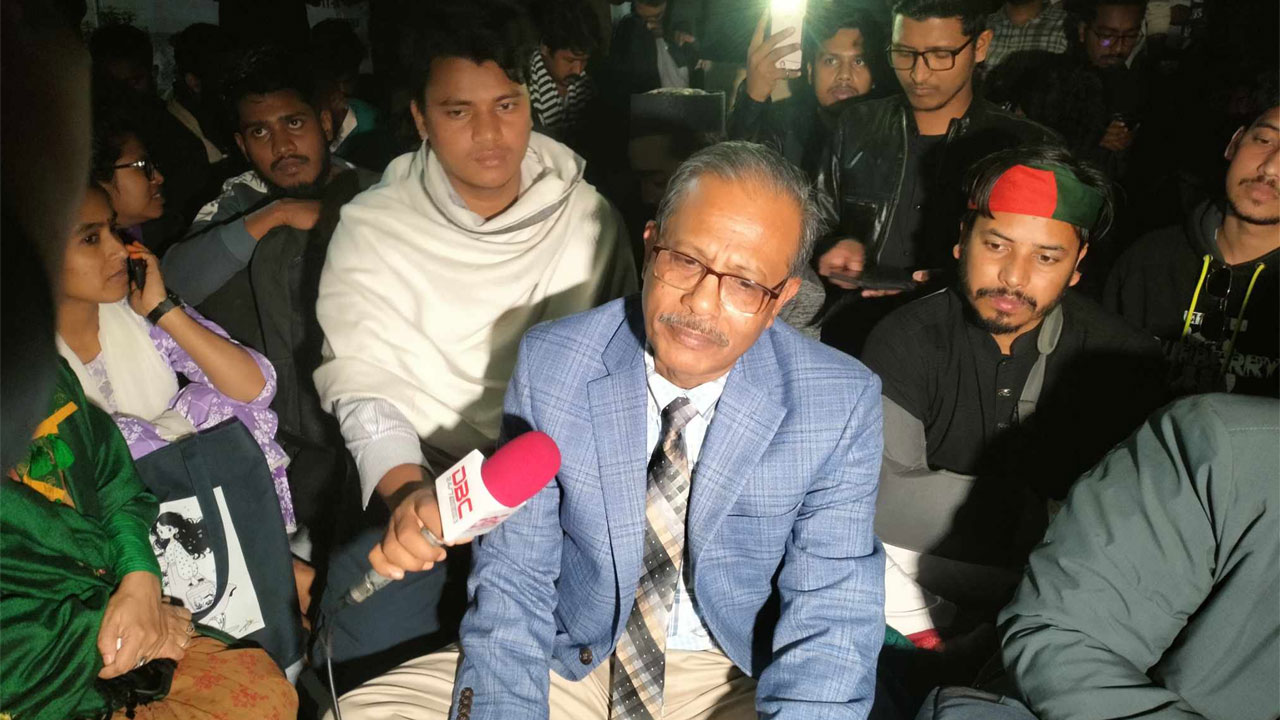 এবার শিক্ষার্থীদের সঙ্গে অনশনে বসলেন উপাচার্যসহ প্রশাসন