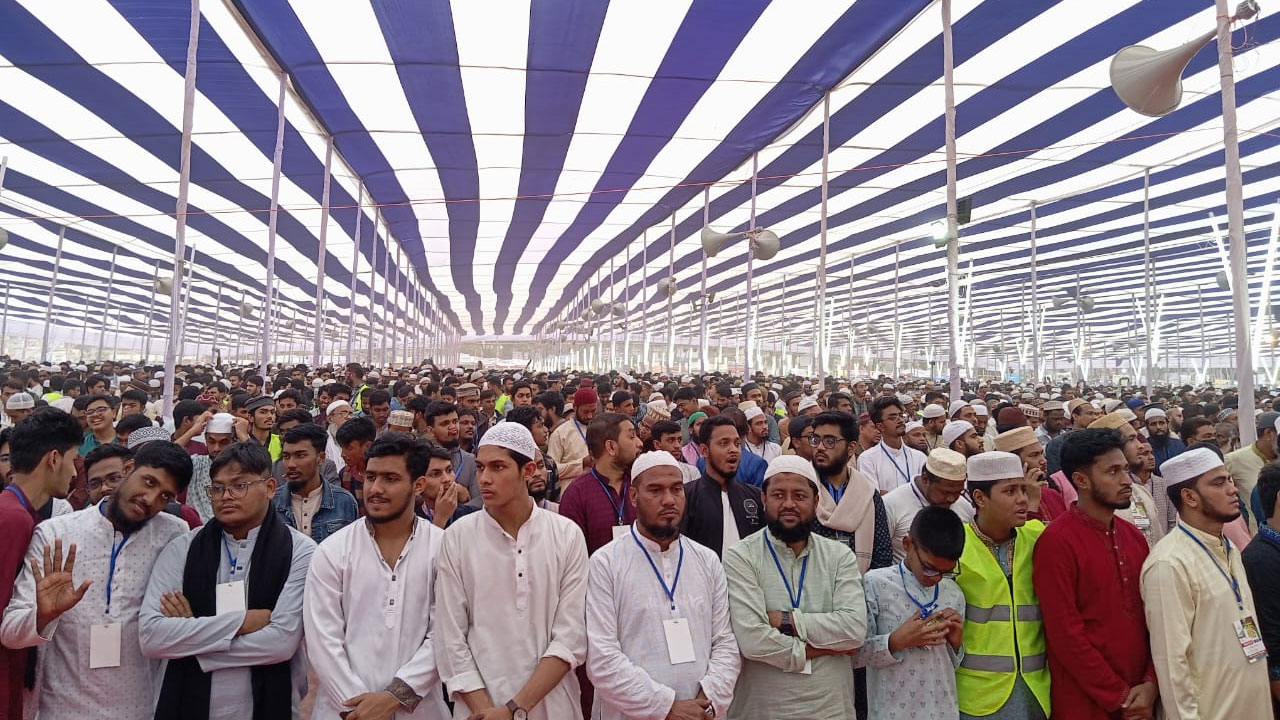 চট্টগ্রামে আজহারীর মাহফিল, প্যারেড ময়দানের দিকে জনতার ঢল