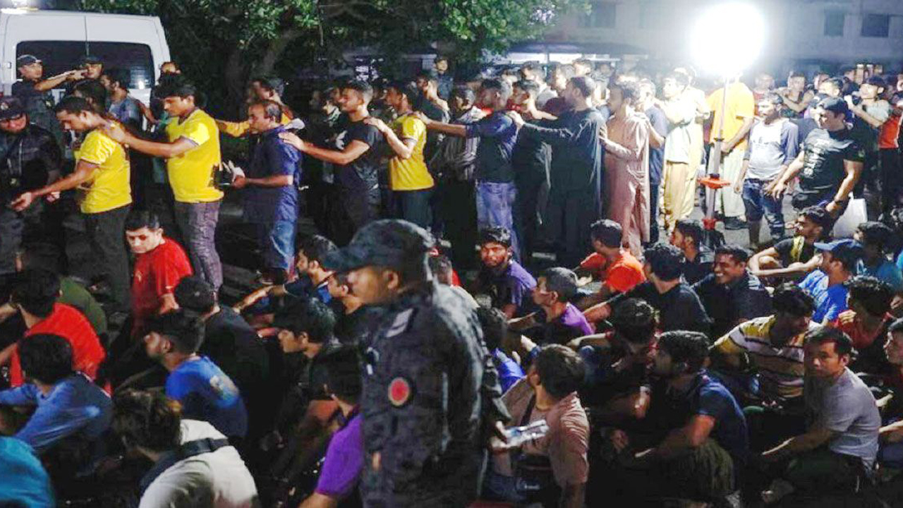 মালয়েশিয়ায় চলছে ধরপাকড়, কঠিন সময়ের মুখোমুখি প্রবাসীরা