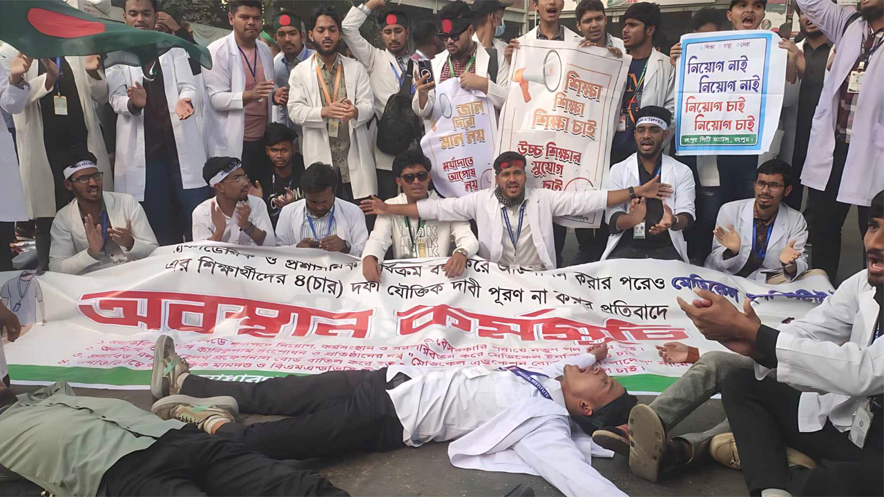 ৭ দিনের আলটিমেটাম দিয়ে শাহবাগ ছাড়লেন ম্যাটস শিক্ষার্থীরা